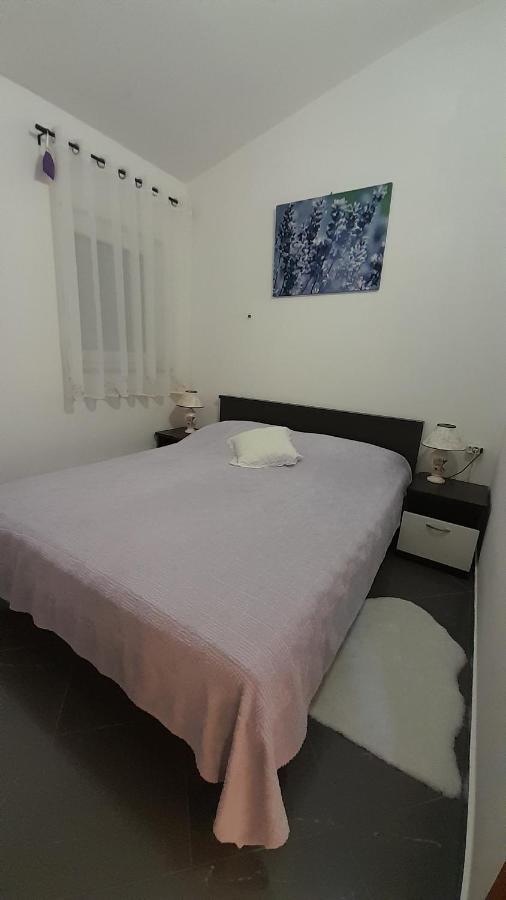 Apartmani Ivankovic Karlobag Exterior foto